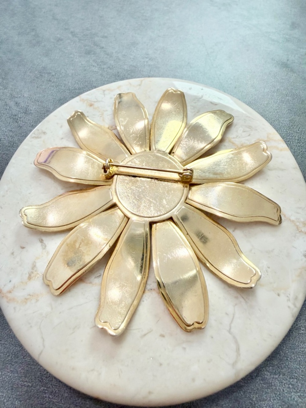 Vintage Enamel Brooch Over sized Gold Tone Yellow Daisy Flower Retro Spring - Picture 5 of 5